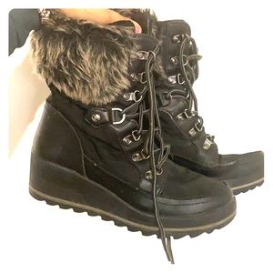 Snow boots from guess